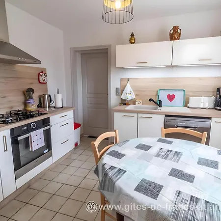 Le Logis Chez Bompain Holiday home Brizambourg